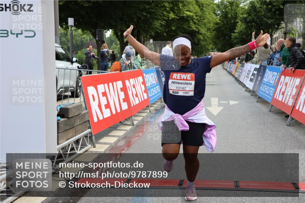 14.06.2026 - REWE Women's Run Strokosch-Dieckow http://msf.ph/oto/9787899 14.06.2026 10:22:20 Ziel 10182, 11384 meine-sportfotos.de