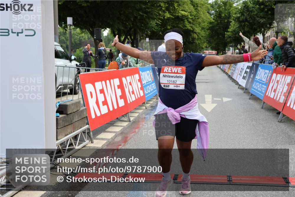 14.06.2026 - REWE Women's Run Strokosch-Dieckow http://msf.ph/oto/9787900 14.06.2026 10:22:20 Ziel 10182, 11384 meine-sportfotos.de