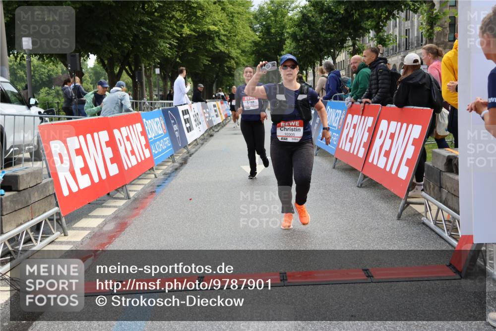 14.06.2026 - REWE Women's Run Strokosch-Dieckow http://msf.ph/oto/9787901 14.06.2026 10:22:43 Ziel 10305, 11373 meine-sportfotos.de