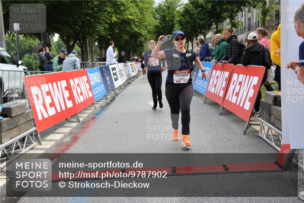 14.06.2026 - REWE Women's Run Strokosch-Dieckow http://msf.ph/oto/9787902 14.06.2026 10:22:44 Ziel 10305, 11373 meine-sportfotos.de