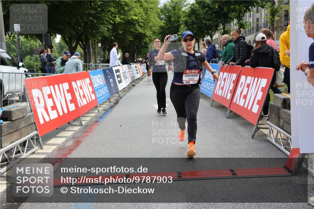 14.06.2026 - REWE Women's Run Strokosch-Dieckow http://msf.ph/oto/9787903 14.06.2026 10:22:44 Ziel 10305, 11373 meine-sportfotos.de