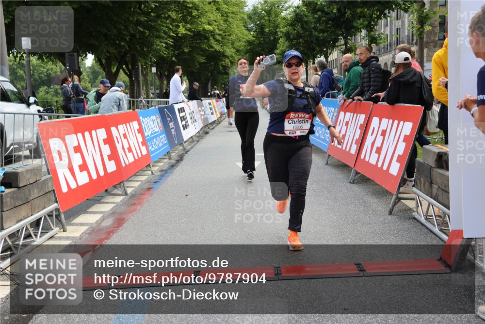 14.06.2026 - REWE Women's Run Strokosch-Dieckow http://msf.ph/oto/9787904 14.06.2026 10:22:44 Ziel 10305, 11373 meine-sportfotos.de
