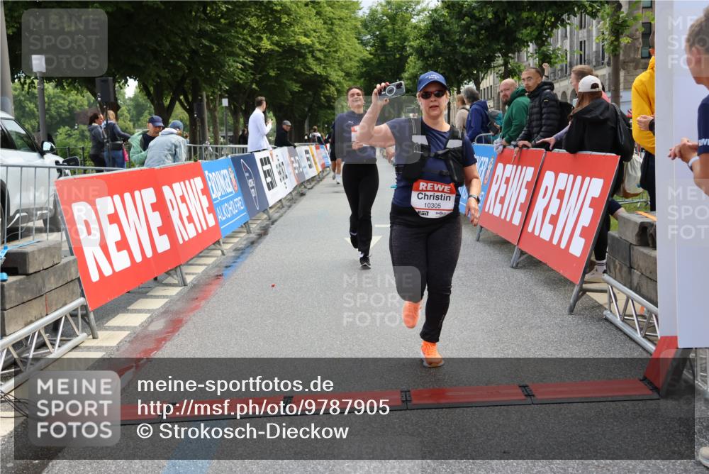 14.06.2026 - REWE Women's Run Strokosch-Dieckow http://msf.ph/oto/9787905 14.06.2026 10:22:44 Ziel 10305, 11373 meine-sportfotos.de