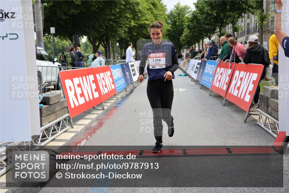14.06.2026 - REWE Women's Run Strokosch-Dieckow http://msf.ph/oto/9787913 14.06.2026 10:22:46 Ziel 10305, 11373 meine-sportfotos.de