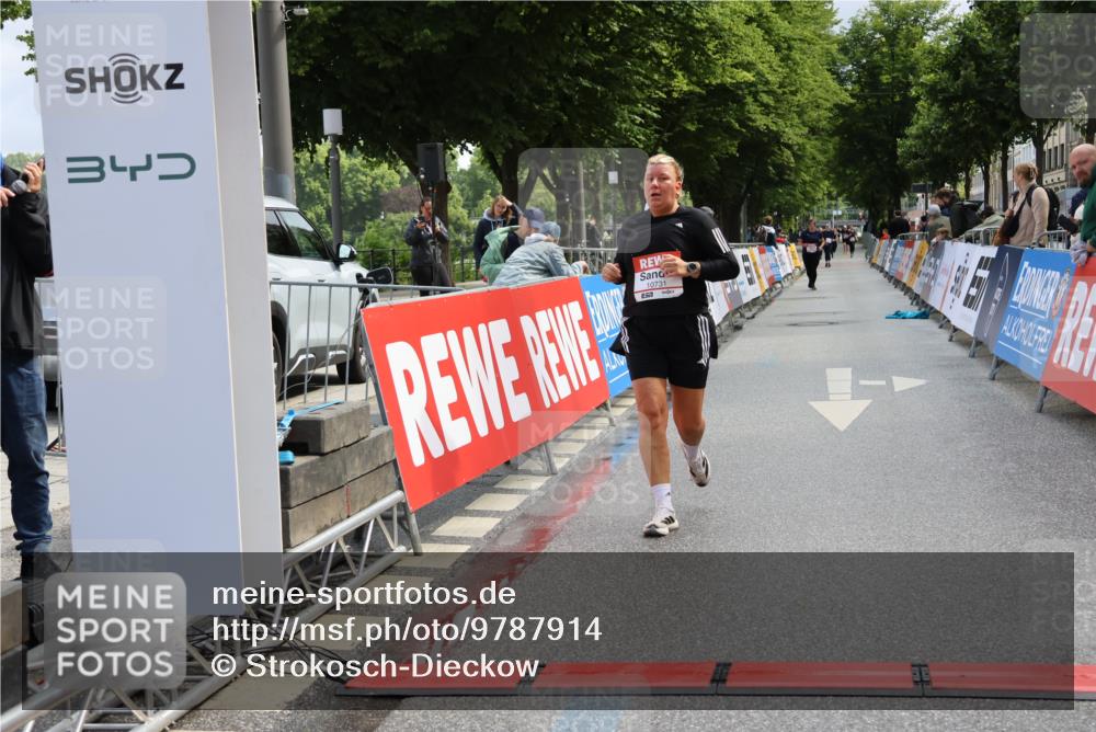 14.06.2026 - REWE Women's Run Strokosch-Dieckow http://msf.ph/oto/9787914 14.06.2026 10:22:51 Ziel 10305, 10731, 11373 meine-sportfotos.de