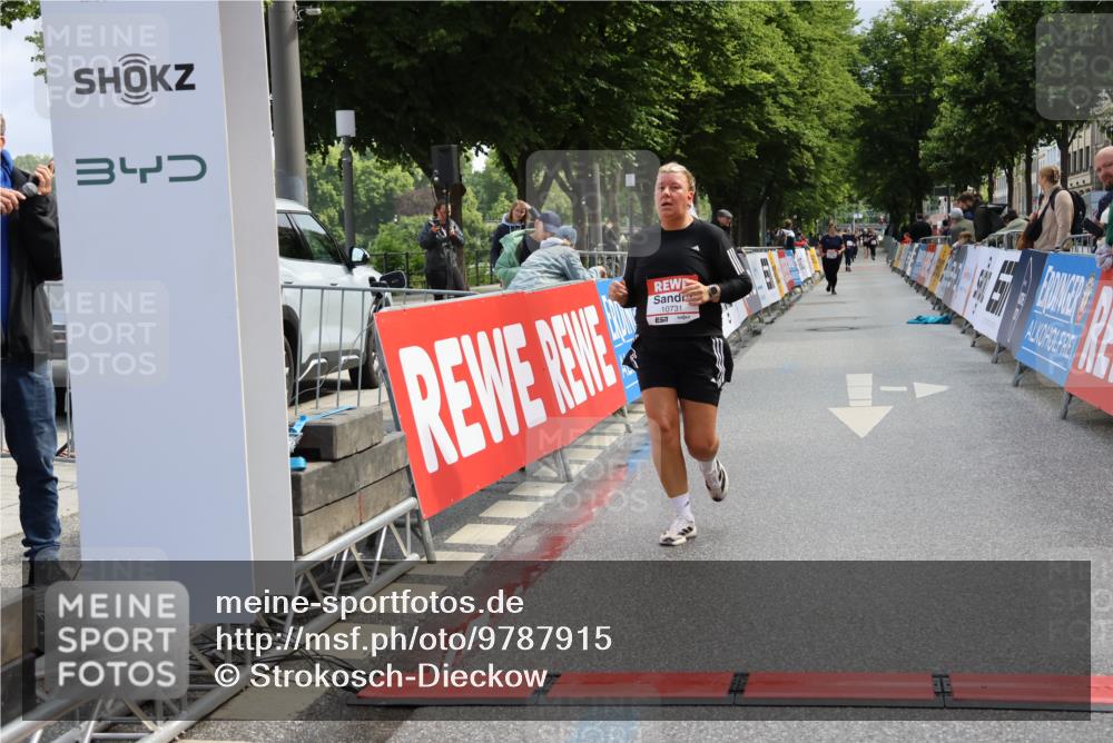 14.06.2026 - REWE Women's Run Strokosch-Dieckow http://msf.ph/oto/9787915 14.06.2026 10:22:52 Ziel 10305, 10731, 11373 meine-sportfotos.de