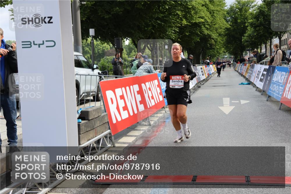 14.06.2026 - REWE Women's Run Strokosch-Dieckow http://msf.ph/oto/9787916 14.06.2026 10:22:52 Ziel 10305, 10731, 11373 meine-sportfotos.de