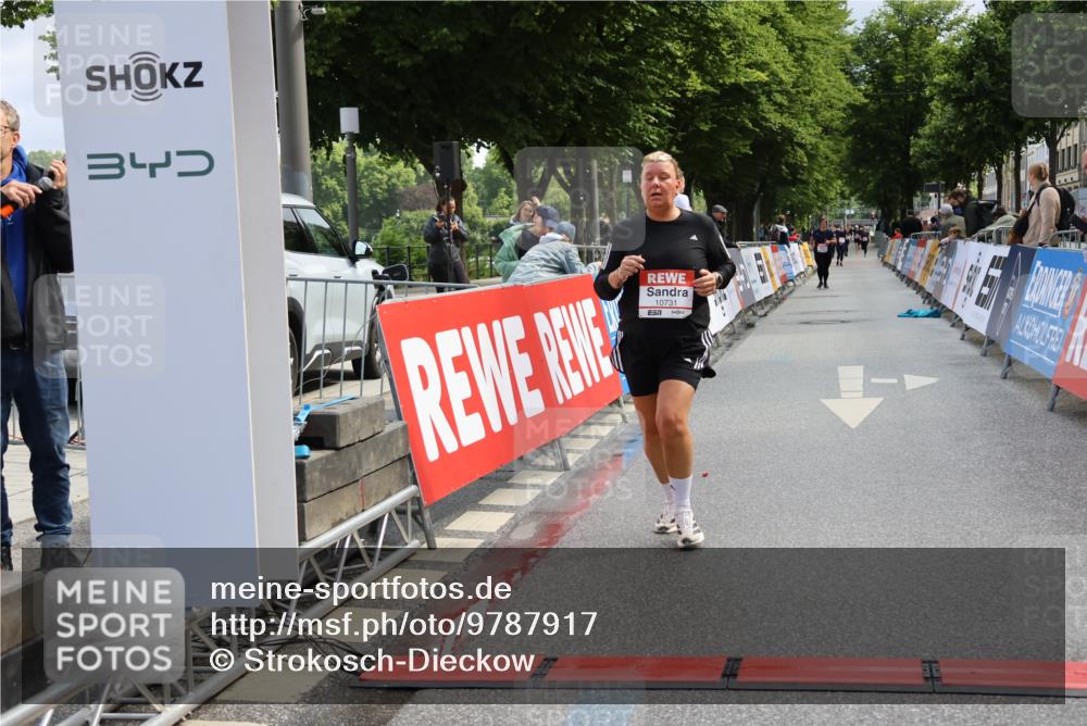 14.06.2026 - REWE Women's Run Strokosch-Dieckow http://msf.ph/oto/9787917 14.06.2026 10:22:52 Ziel 10305, 10731, 11373 meine-sportfotos.de