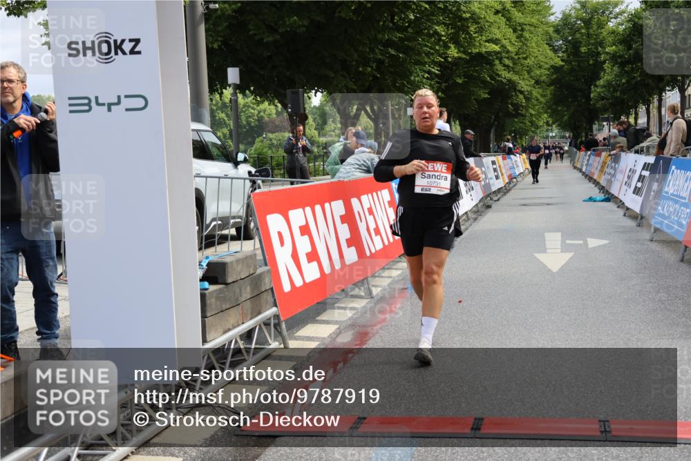 14.06.2026 - REWE Women's Run Strokosch-Dieckow http://msf.ph/oto/9787919 14.06.2026 10:22:52 Ziel 10305, 10731, 11373 meine-sportfotos.de