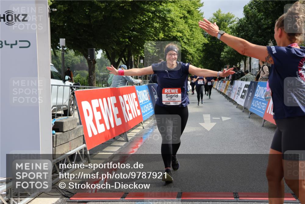 14.06.2026 - REWE Women's Run Strokosch-Dieckow http://msf.ph/oto/9787921 14.06.2026 10:23:07 Ziel 10189, 11203 meine-sportfotos.de