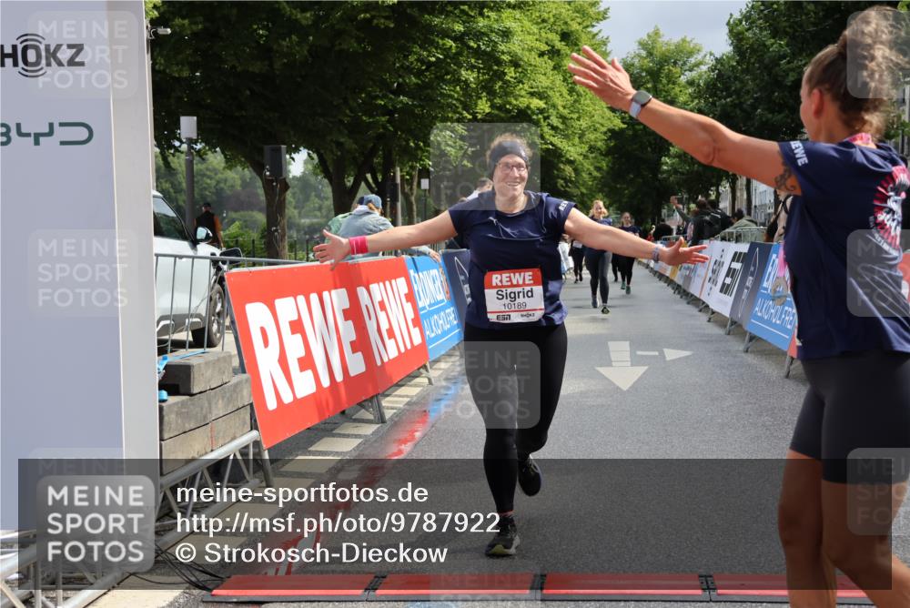 14.06.2026 - REWE Women's Run Strokosch-Dieckow http://msf.ph/oto/9787922 14.06.2026 10:23:07 Ziel 10189, 11203 meine-sportfotos.de