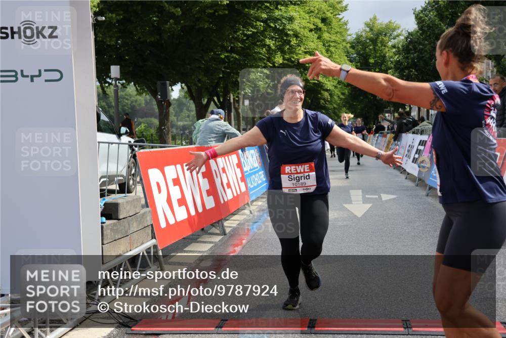 14.06.2026 - REWE Women's Run Strokosch-Dieckow http://msf.ph/oto/9787924 14.06.2026 10:23:07 Ziel 10189, 11203 meine-sportfotos.de