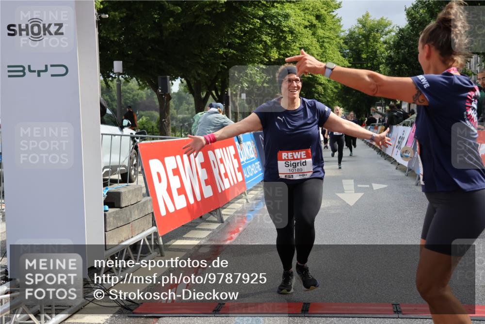 14.06.2026 - REWE Women's Run Strokosch-Dieckow http://msf.ph/oto/9787925 14.06.2026 10:23:07 Ziel 10189, 11203 meine-sportfotos.de