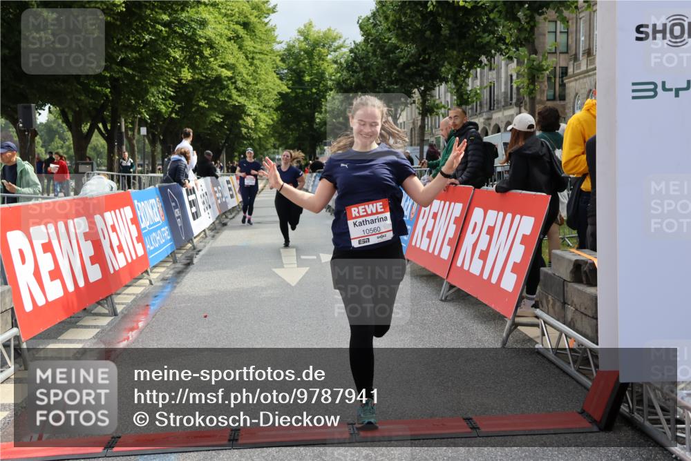 14.06.2026 - REWE Women's Run Strokosch-Dieckow http://msf.ph/oto/9787941 14.06.2026 10:23:14 Ziel 10189, 10560, 10681, 11203 meine-sportfotos.de
