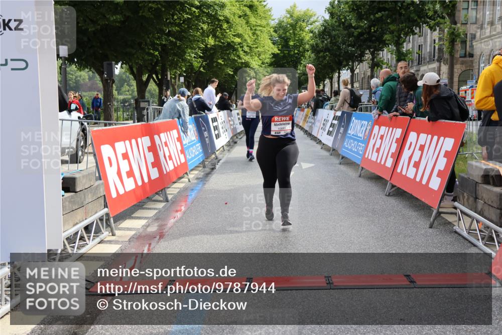 14.06.2026 - REWE Women's Run Strokosch-Dieckow http://msf.ph/oto/9787944 14.06.2026 10:23:16 Ziel 10437, 10560, 10681, 11203 meine-sportfotos.de