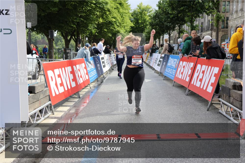 14.06.2026 - REWE Women's Run Strokosch-Dieckow http://msf.ph/oto/9787945 14.06.2026 10:23:17 Ziel 10437, 10560, 10681, 11203 meine-sportfotos.de