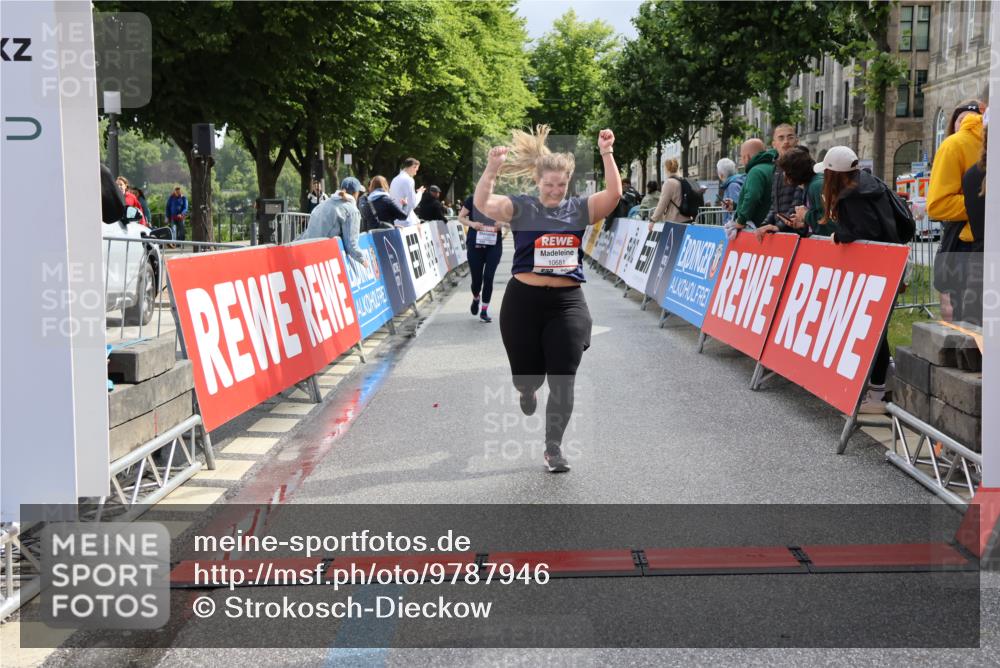 14.06.2026 - REWE Women's Run Strokosch-Dieckow http://msf.ph/oto/9787946 14.06.2026 10:23:17 Ziel 10437, 10560, 10681, 11203 meine-sportfotos.de