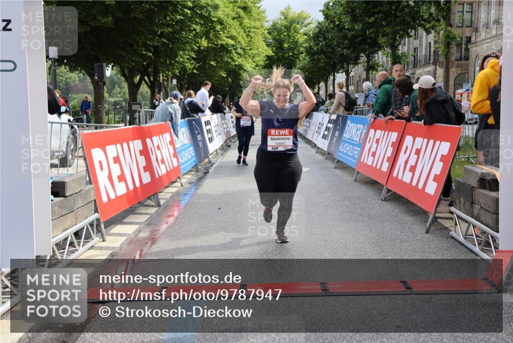 14.06.2026 - REWE Women's Run Strokosch-Dieckow http://msf.ph/oto/9787947 14.06.2026 10:23:17 Ziel 10437, 10560, 10681, 11203 meine-sportfotos.de