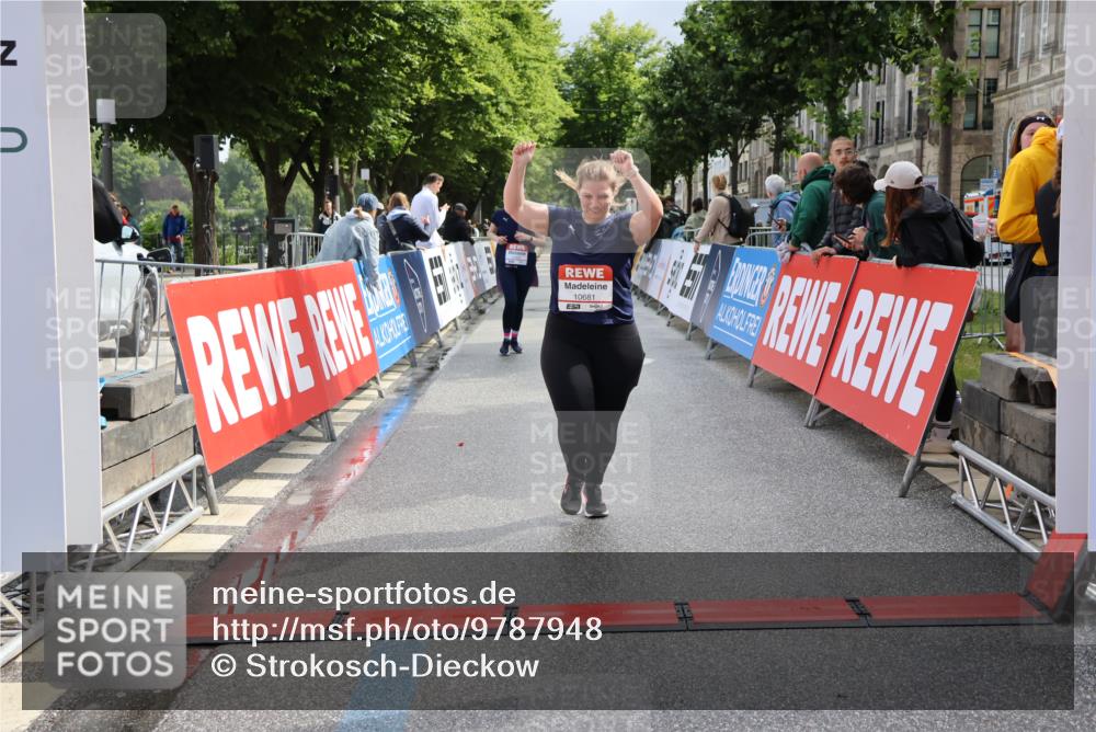 14.06.2026 - REWE Women's Run Strokosch-Dieckow http://msf.ph/oto/9787948 14.06.2026 10:23:17 Ziel 10437, 10560, 10681, 11203 meine-sportfotos.de