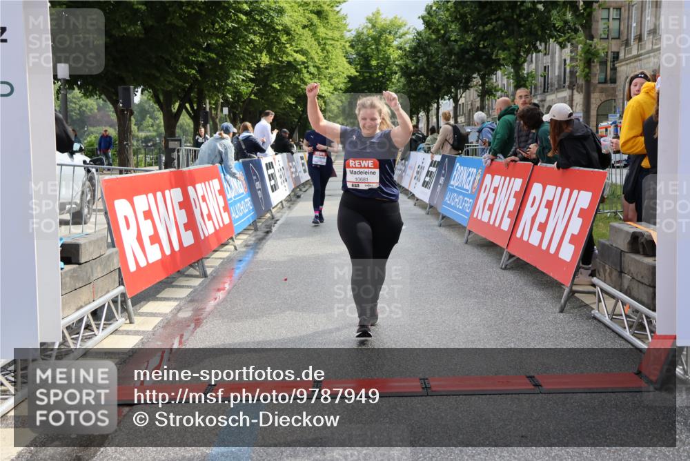 14.06.2026 - REWE Women's Run Strokosch-Dieckow http://msf.ph/oto/9787949 14.06.2026 10:23:17 Ziel 10437, 10560, 10681, 11203 meine-sportfotos.de