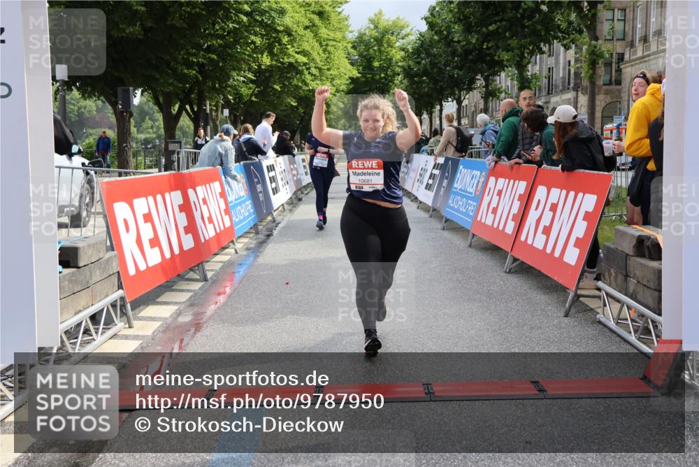 14.06.2026 - REWE Women's Run Strokosch-Dieckow http://msf.ph/oto/9787950 14.06.2026 10:23:17 Ziel 10437, 10560, 10681, 11203 meine-sportfotos.de