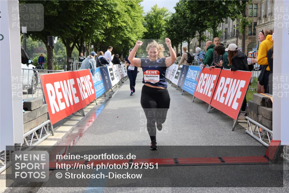 14.06.2026 - REWE Women's Run Strokosch-Dieckow http://msf.ph/oto/9787951 14.06.2026 10:23:17 Ziel 10437, 10560, 10681, 11203 meine-sportfotos.de