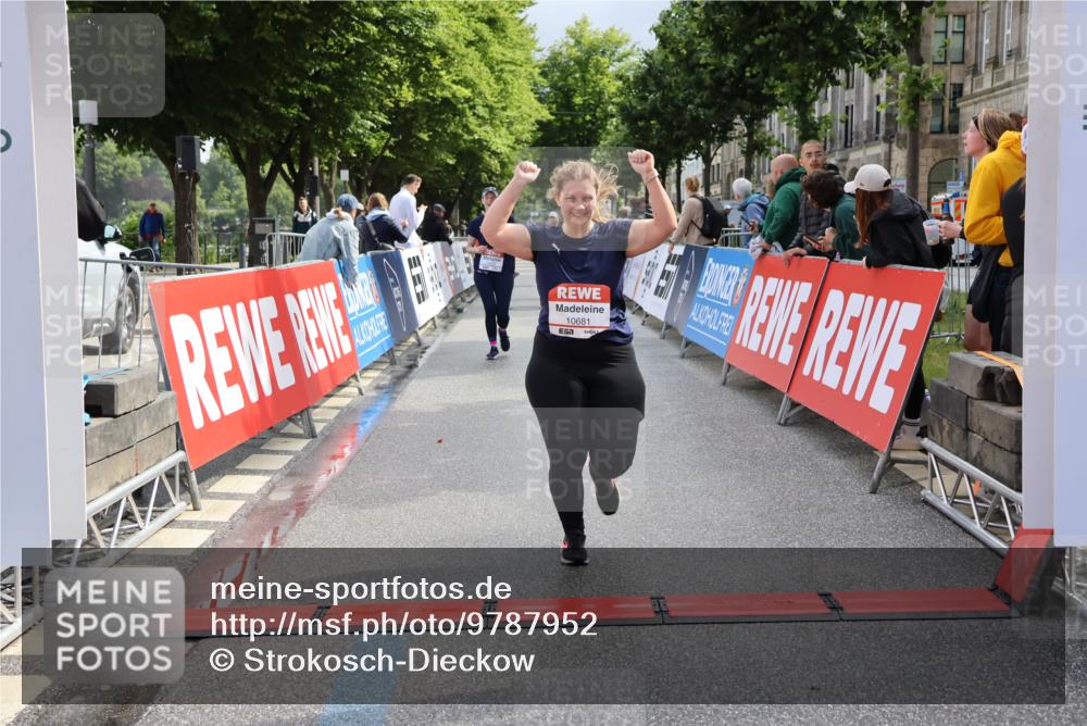 14.06.2026 - REWE Women's Run Strokosch-Dieckow http://msf.ph/oto/9787952 14.06.2026 10:23:17 Ziel 10437, 10560, 10681, 11203 meine-sportfotos.de