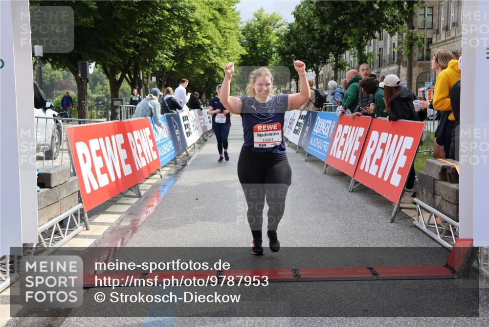 14.06.2026 - REWE Women's Run Strokosch-Dieckow http://msf.ph/oto/9787953 14.06.2026 10:23:17 Ziel 10437, 10560, 10681, 11203 meine-sportfotos.de