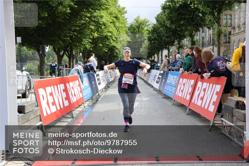14.06.2026 - REWE Women's Run Strokosch-Dieckow http://msf.ph/oto/9787955 14.06.2026 10:23:20 Ziel 10437, 10560, 10681 meine-sportfotos.de