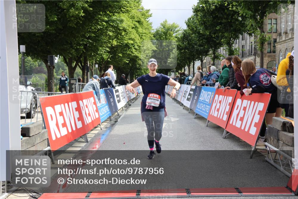 14.06.2026 - REWE Women's Run Strokosch-Dieckow http://msf.ph/oto/9787956 14.06.2026 10:23:20 Ziel 10437, 10560, 10681 meine-sportfotos.de