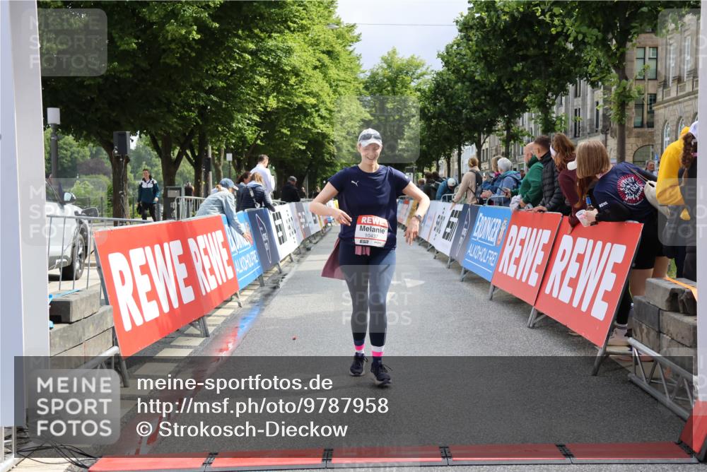 14.06.2026 - REWE Women's Run Strokosch-Dieckow http://msf.ph/oto/9787958 14.06.2026 10:23:20 Ziel 10437, 10560, 10681 meine-sportfotos.de