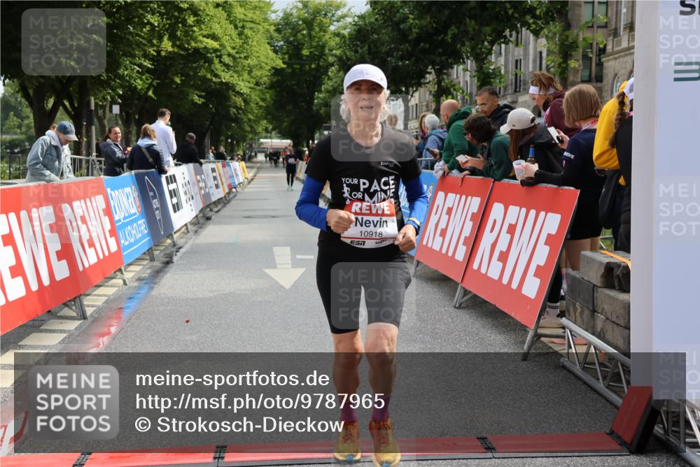 14.06.2026 - REWE Women's Run Strokosch-Dieckow http://msf.ph/oto/9787965 14.06.2026 10:23:26 Ziel 10437, 10918 meine-sportfotos.de