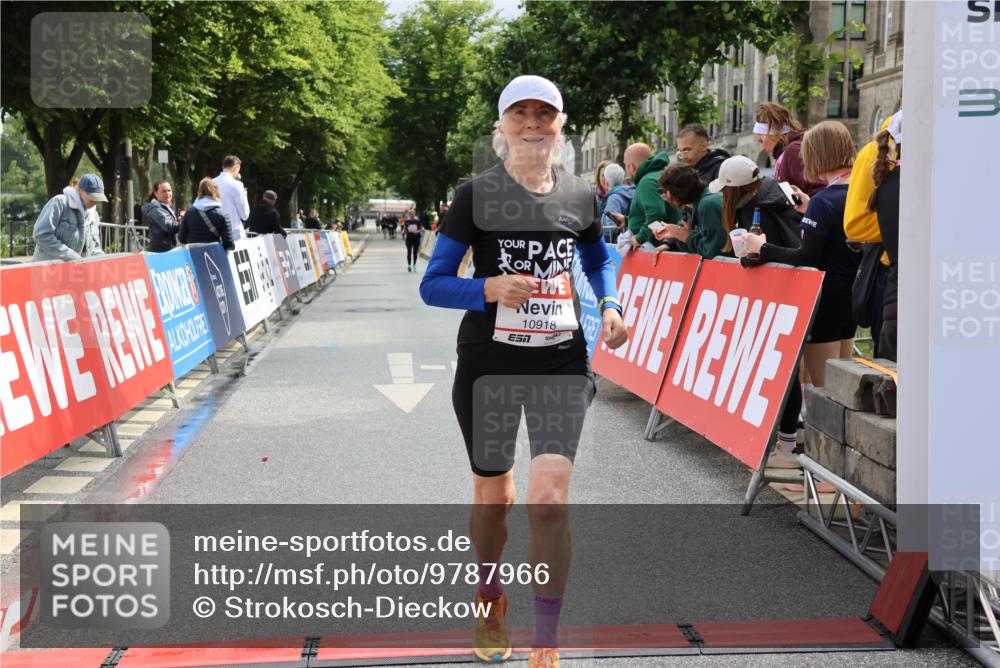 14.06.2026 - REWE Women's Run Strokosch-Dieckow http://msf.ph/oto/9787966 14.06.2026 10:23:26 Ziel 10437, 10918 meine-sportfotos.de
