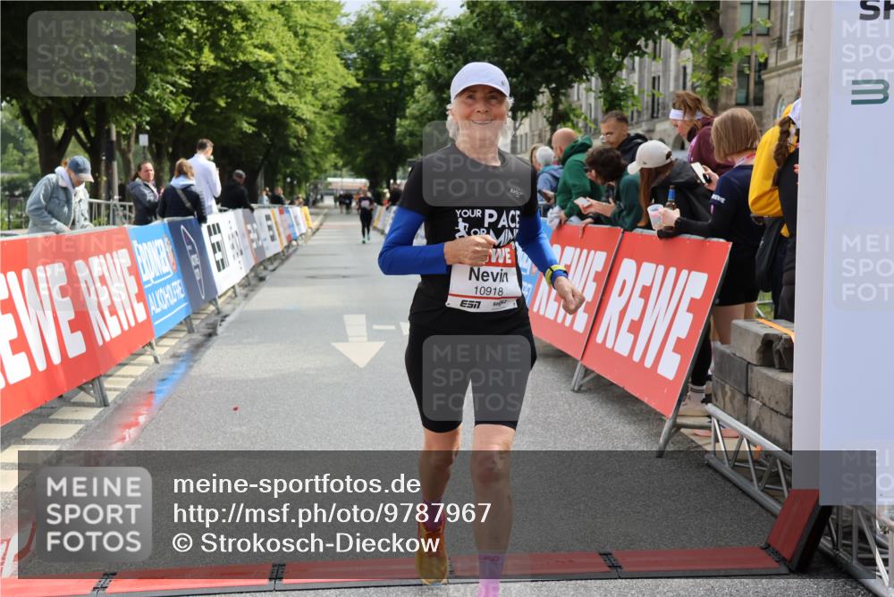 14.06.2026 - REWE Women's Run Strokosch-Dieckow http://msf.ph/oto/9787967 14.06.2026 10:23:26 Ziel 10437, 10918 meine-sportfotos.de