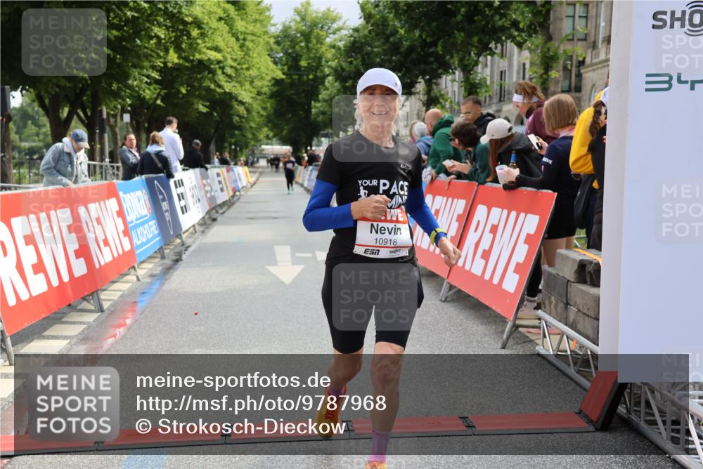 14.06.2026 - REWE Women's Run Strokosch-Dieckow http://msf.ph/oto/9787968 14.06.2026 10:23:26 Ziel 10437, 10918 meine-sportfotos.de