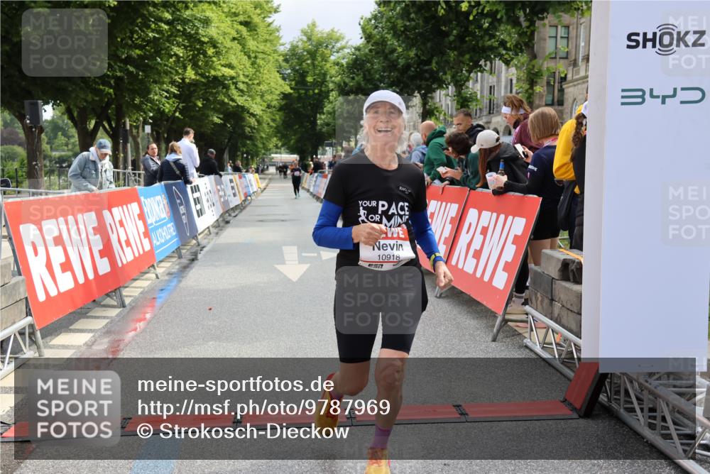14.06.2026 - REWE Women's Run Strokosch-Dieckow http://msf.ph/oto/9787969 14.06.2026 10:23:26 Ziel 10437, 10918 meine-sportfotos.de