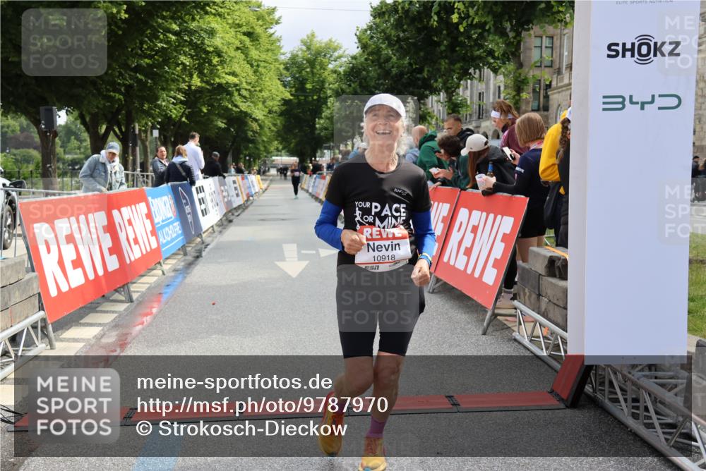 14.06.2026 - REWE Women's Run Strokosch-Dieckow http://msf.ph/oto/9787970 14.06.2026 10:23:26 Ziel 10437, 10918 meine-sportfotos.de