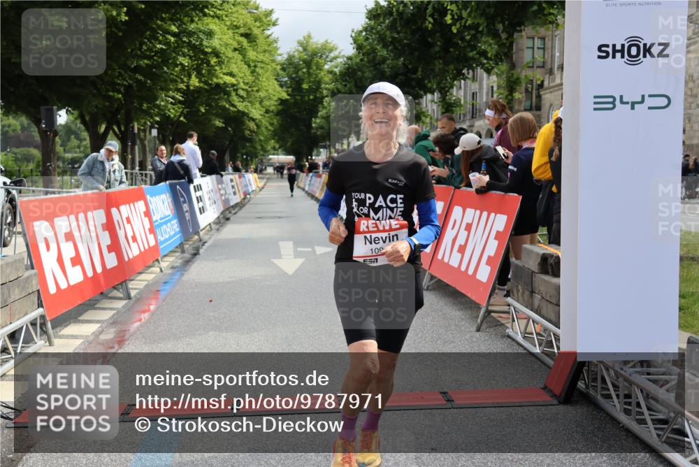14.06.2026 - REWE Women's Run Strokosch-Dieckow http://msf.ph/oto/9787971 14.06.2026 10:23:26 Ziel 10437, 10918 meine-sportfotos.de