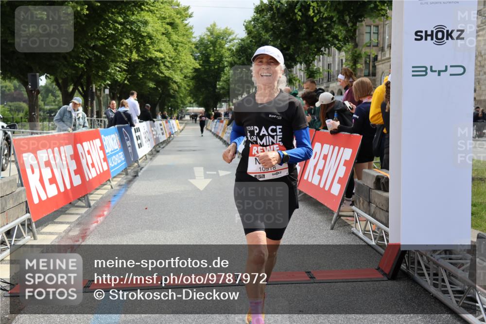 14.06.2026 - REWE Women's Run Strokosch-Dieckow http://msf.ph/oto/9787972 14.06.2026 10:23:26 Ziel 10437, 10918 meine-sportfotos.de