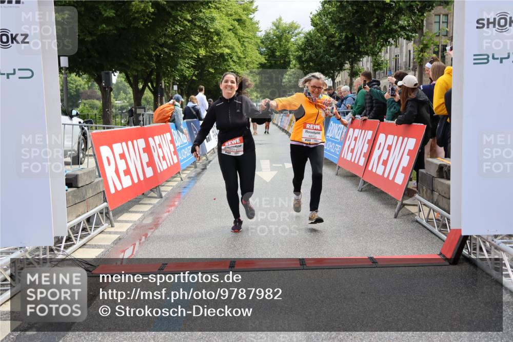 14.06.2026 - REWE Women's Run Strokosch-Dieckow http://msf.ph/oto/9787982 14.06.2026 10:24:03 Ziel 10311, 10759 meine-sportfotos.de