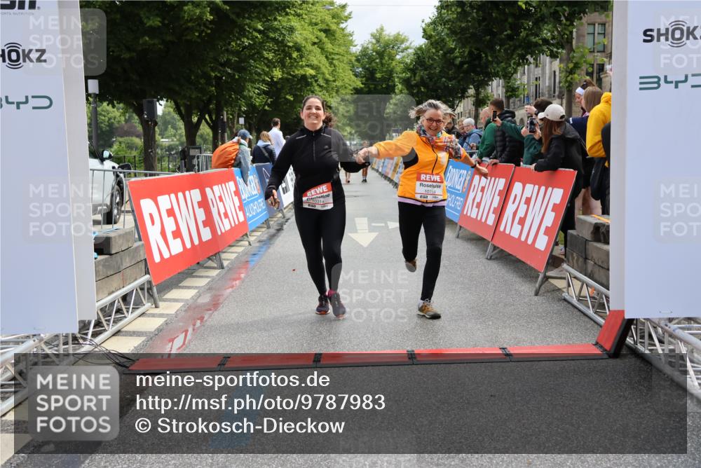 14.06.2026 - REWE Women's Run Strokosch-Dieckow http://msf.ph/oto/9787983 14.06.2026 10:24:03 Ziel 10311, 10759 meine-sportfotos.de