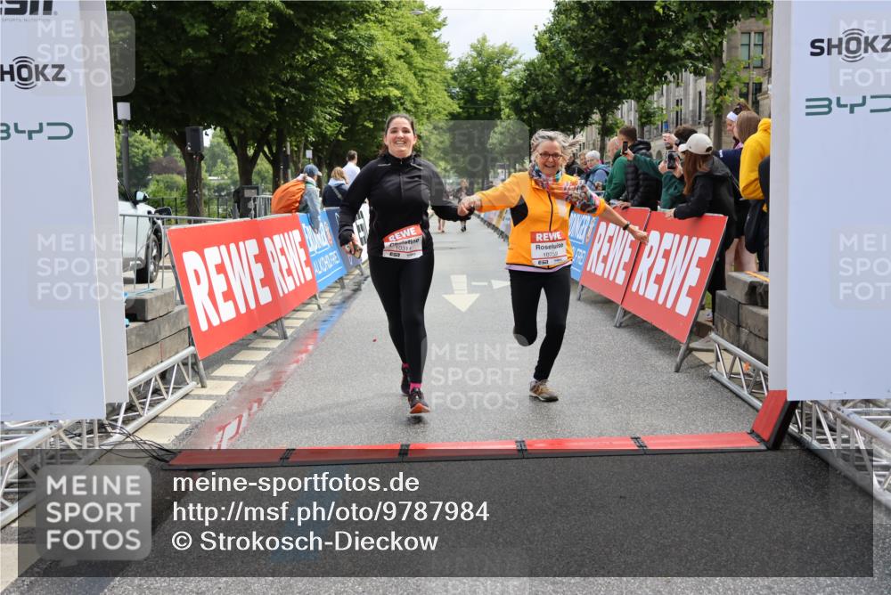 14.06.2026 - REWE Women's Run Strokosch-Dieckow http://msf.ph/oto/9787984 14.06.2026 10:24:03 Ziel 10311, 10759 meine-sportfotos.de