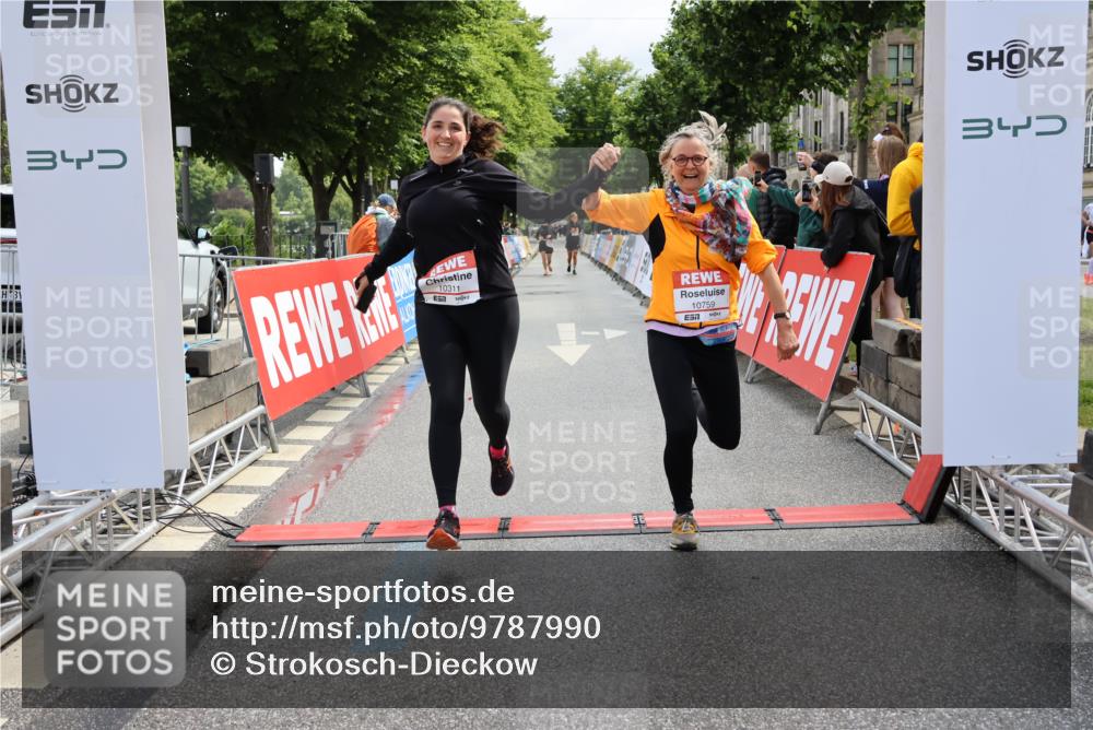 14.06.2026 - REWE Women's Run Strokosch-Dieckow http://msf.ph/oto/9787990 14.06.2026 10:24:03 Ziel 10311, 10759 meine-sportfotos.de