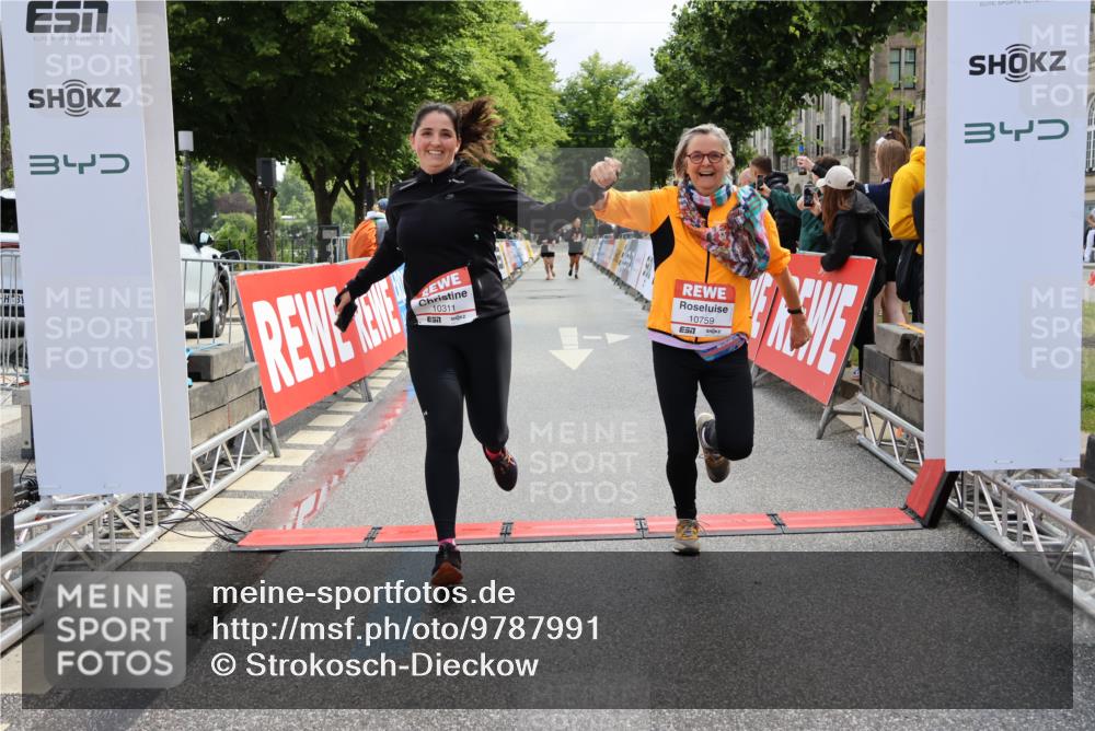 14.06.2026 - REWE Women's Run Strokosch-Dieckow http://msf.ph/oto/9787991 14.06.2026 10:24:03 Ziel 10311, 10759 meine-sportfotos.de