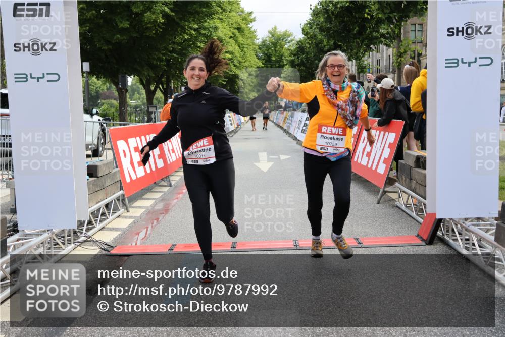 14.06.2026 - REWE Women's Run Strokosch-Dieckow http://msf.ph/oto/9787992 14.06.2026 10:24:03 Ziel 10311, 10759 meine-sportfotos.de