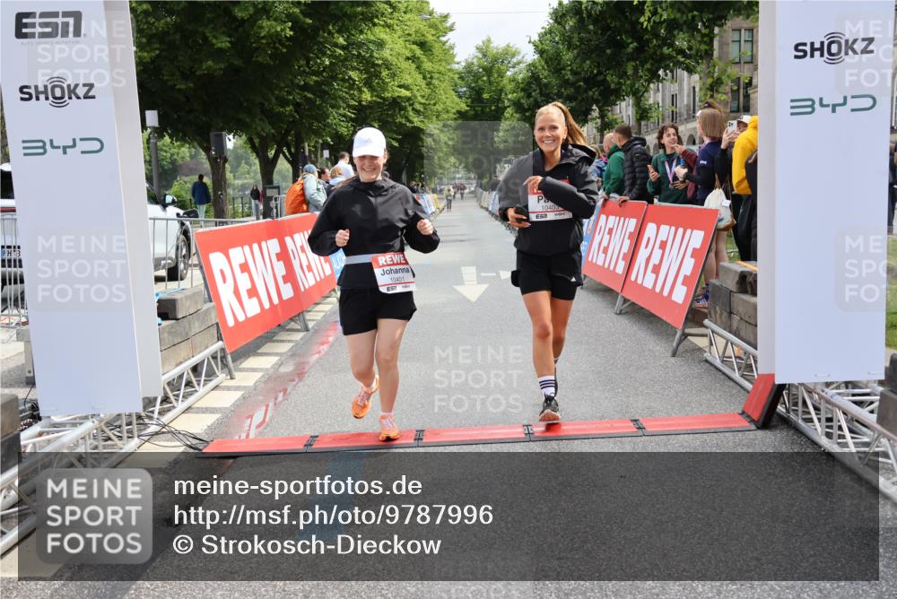 14.06.2026 - REWE Women's Run Strokosch-Dieckow http://msf.ph/oto/9787996 14.06.2026 10:24:15 Ziel 10401, 10403 meine-sportfotos.de