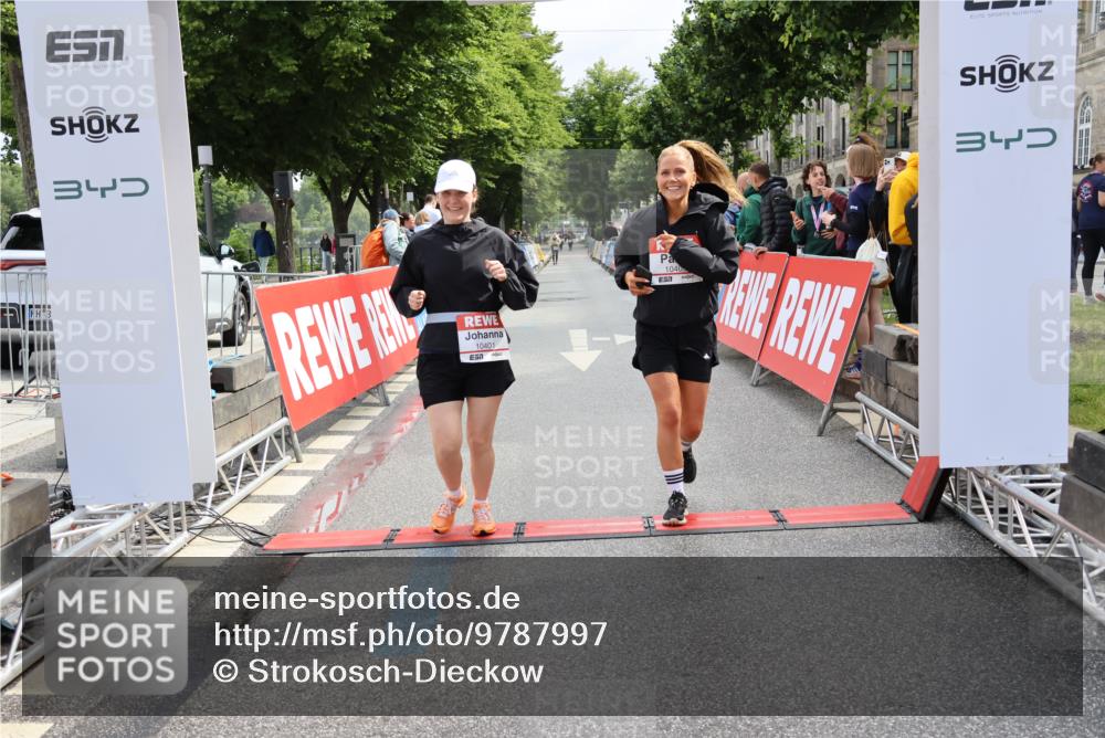 14.06.2026 - REWE Women's Run Strokosch-Dieckow http://msf.ph/oto/9787997 14.06.2026 10:24:16 Ziel 10401, 10403 meine-sportfotos.de