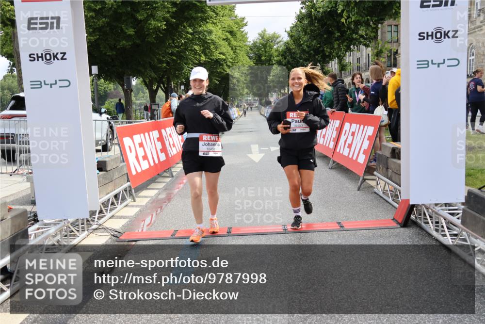 14.06.2026 - REWE Women's Run Strokosch-Dieckow http://msf.ph/oto/9787998 14.06.2026 10:24:16 Ziel 10401, 10403 meine-sportfotos.de
