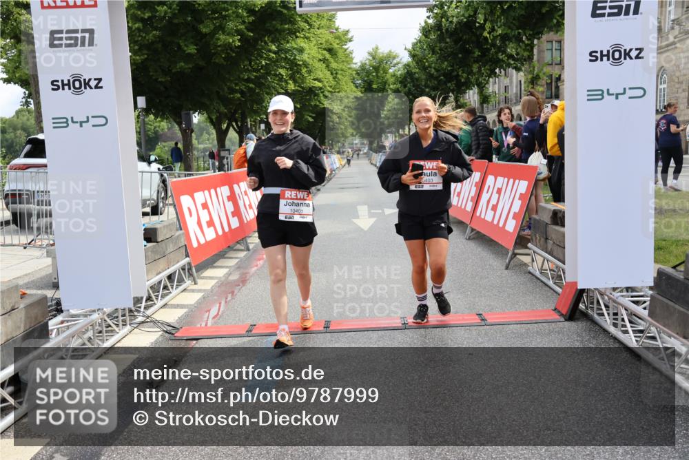 14.06.2026 - REWE Women's Run Strokosch-Dieckow http://msf.ph/oto/9787999 14.06.2026 10:24:16 Ziel 10401, 10403 meine-sportfotos.de
