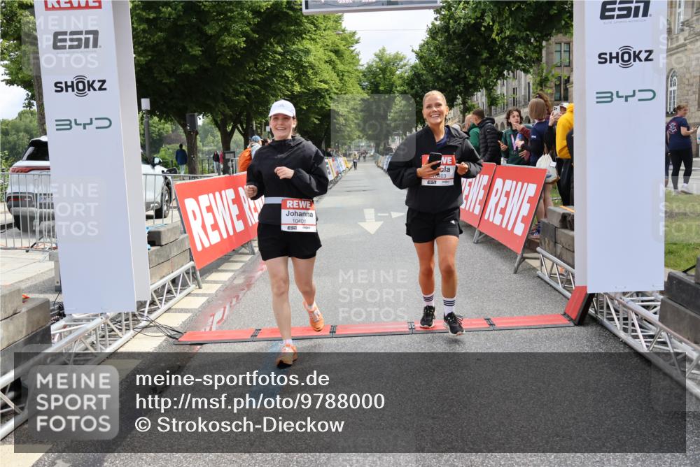 14.06.2026 - REWE Women's Run Strokosch-Dieckow http://msf.ph/oto/9788000 14.06.2026 10:24:16 Ziel 10401, 10403 meine-sportfotos.de